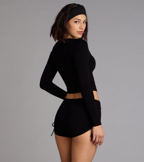 This piece brings trend-right energy to the Everyday Long Sleeve Zip-Up Crop Top, perfect for fall outfits that stand out.