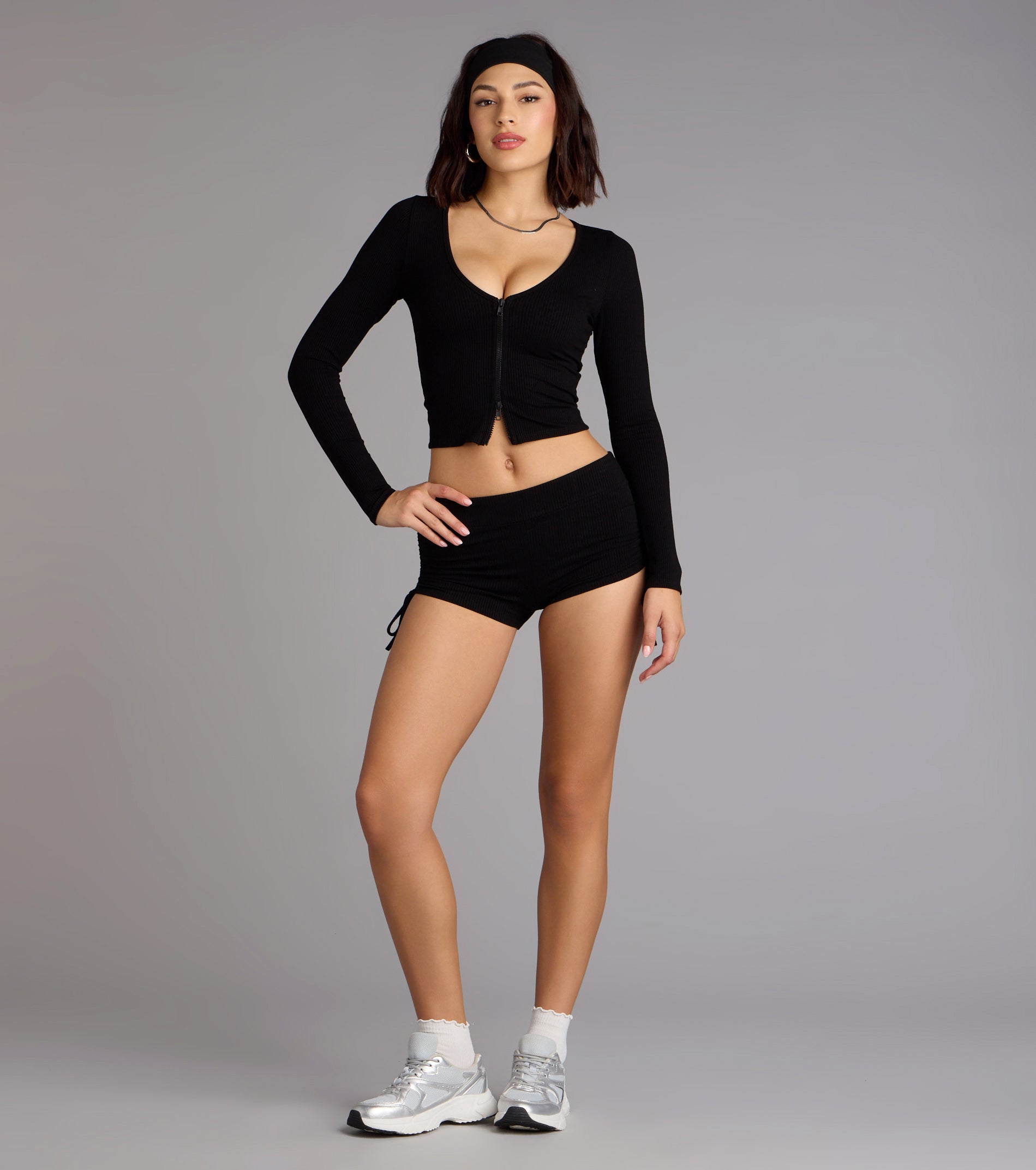 This piece brings trend-right energy to the Everyday Long Sleeve Zip-Up Crop Top, perfect for fall outfits that stand out.