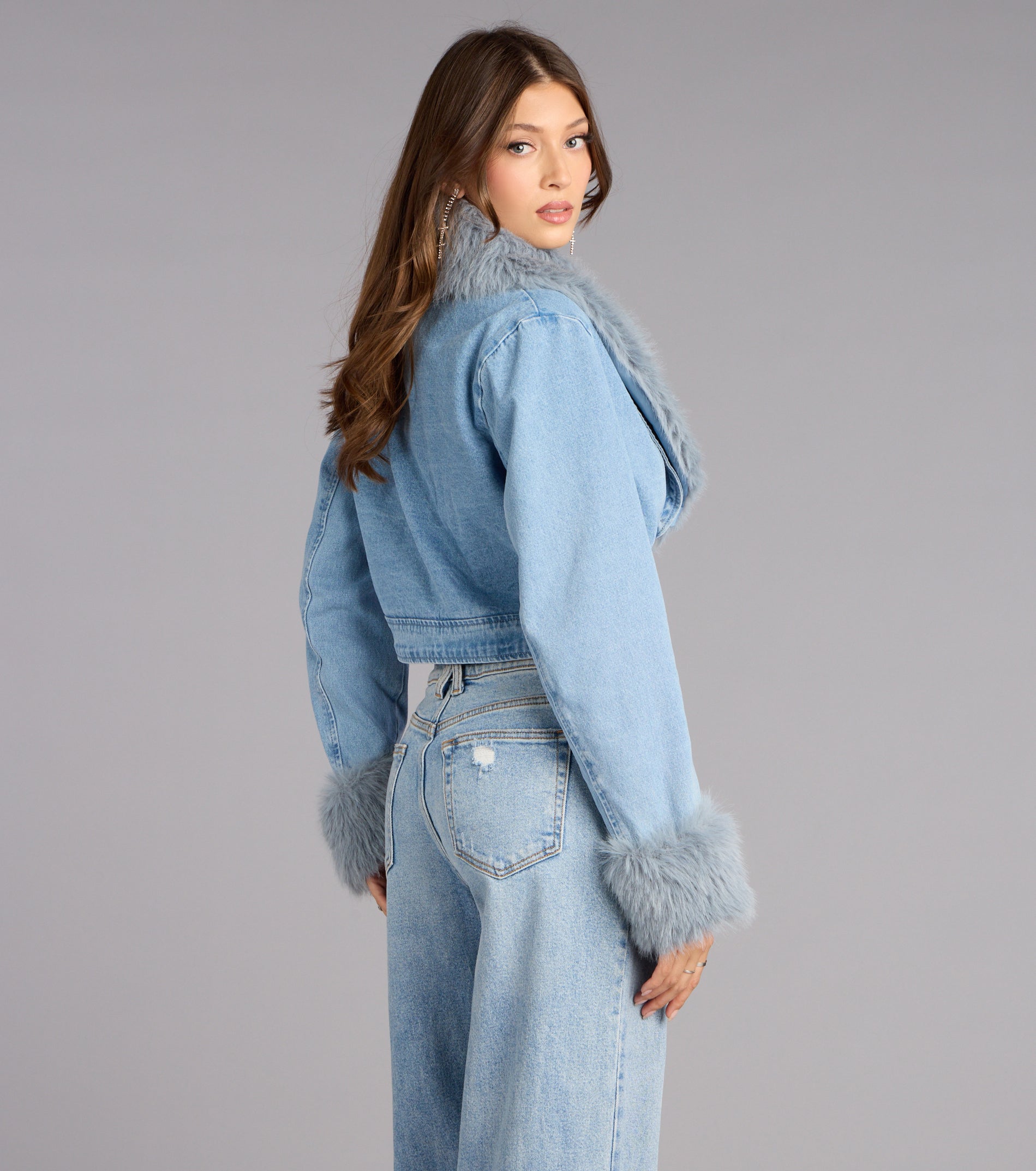 This light blue piece brings trend-right energy to the Ice Queen Removable Faux Fur Denim Jacket, perfect for fall outfits that stand out.