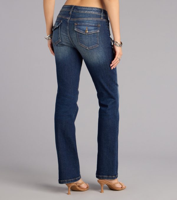This dark denim wash piece brings trend-right energy to the Effortlessly Cool Mid-Rise Flare Jeans, perfect for fall outfits that stand out.